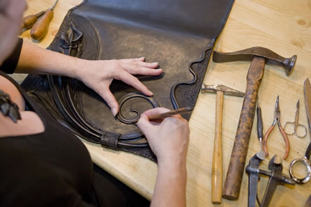 Karin Scholz in Ihrem Atelier bei der Herstellung Ihrer Kunstwerke